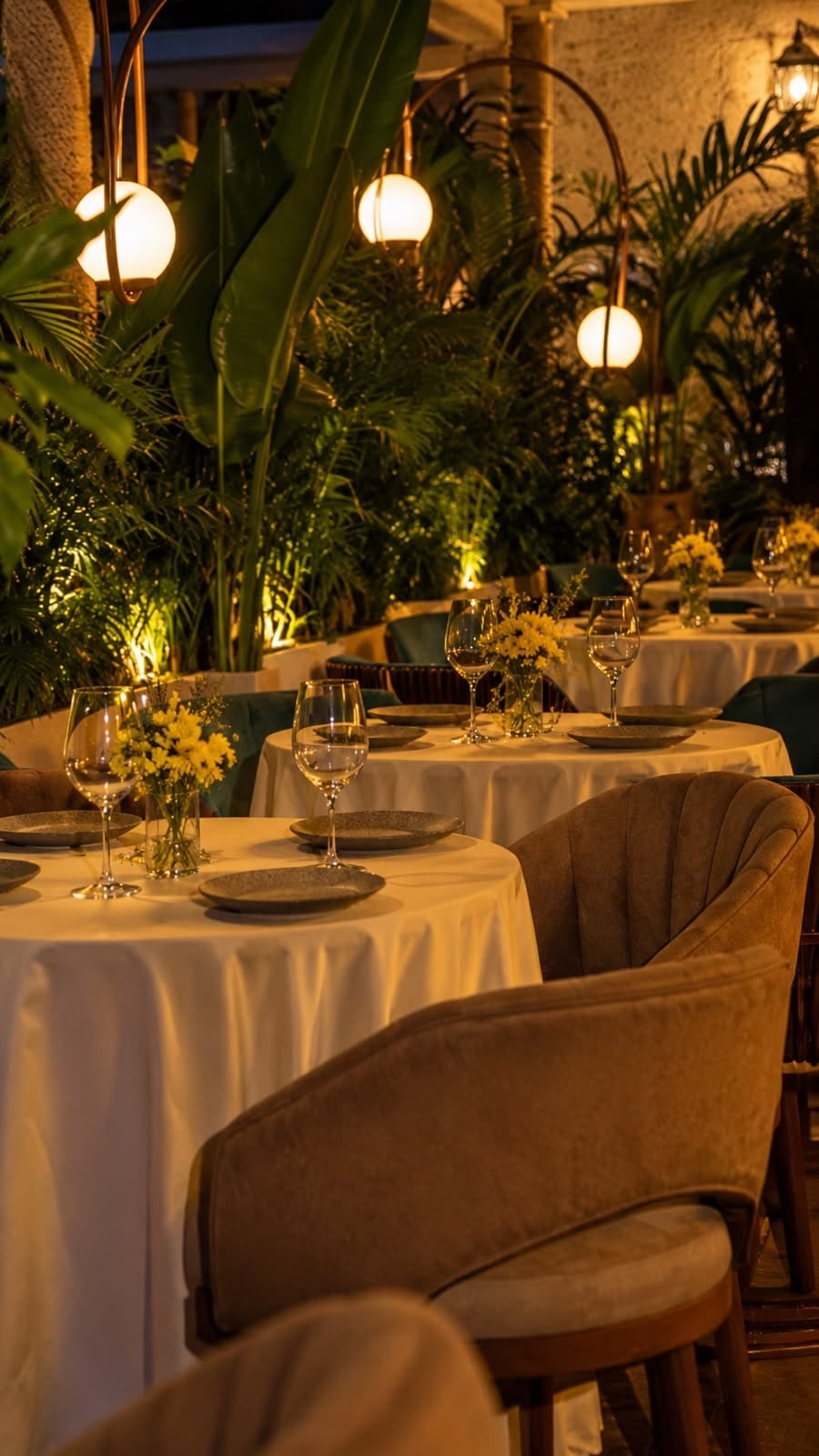 El salón de la la la! encendido de noche, con la barra al fondo