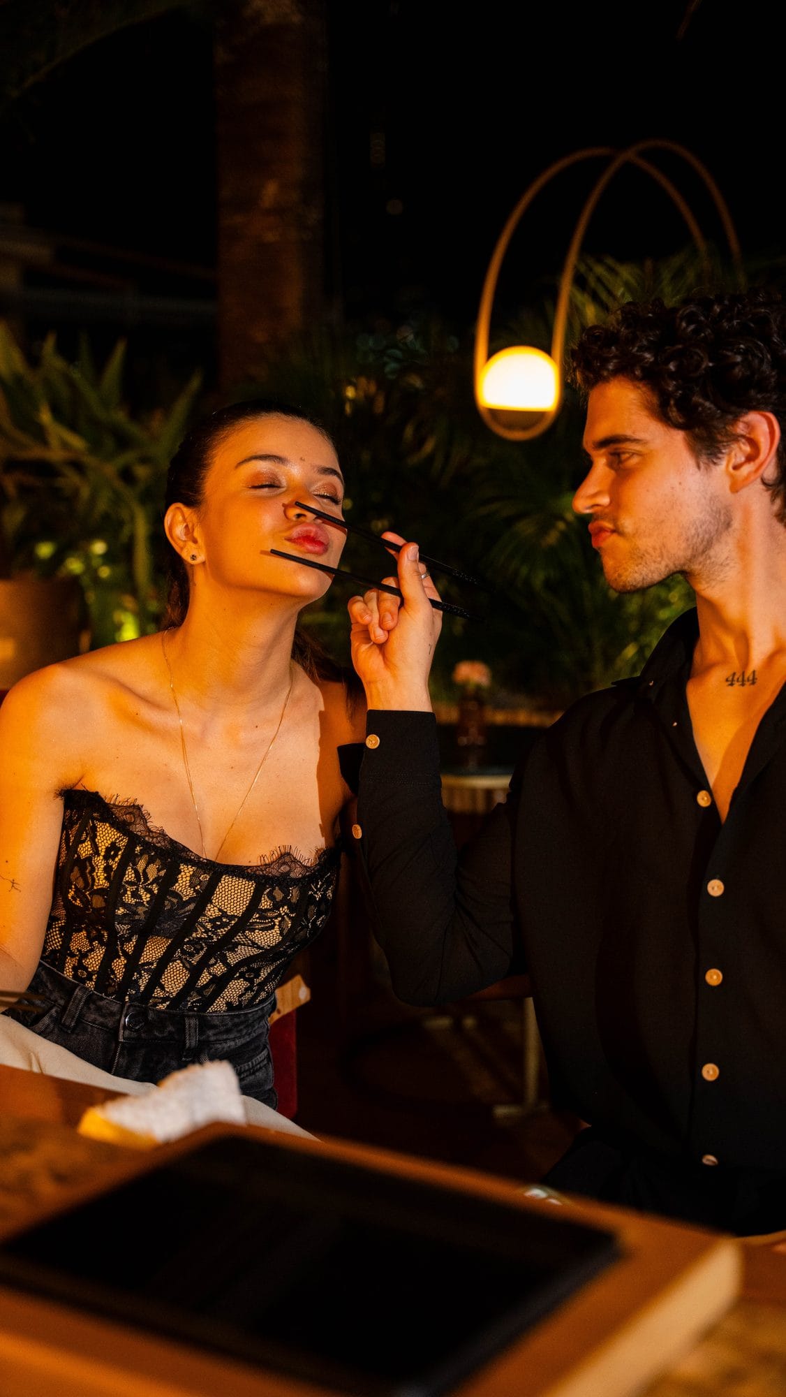 Una pareja compartiendo el omakase en Otafuku