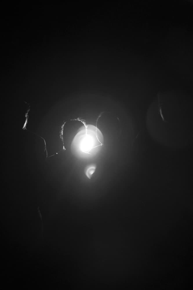 Una mano sostiene una luz en la oscuridad